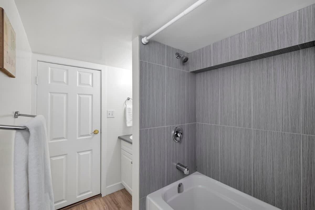 Quaint 1 Bedroom Lower Suite In Victoria, Bc Exterior foto