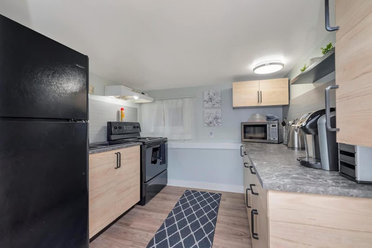 Quaint 1 Bedroom Lower Suite In Victoria, Bc Exterior foto