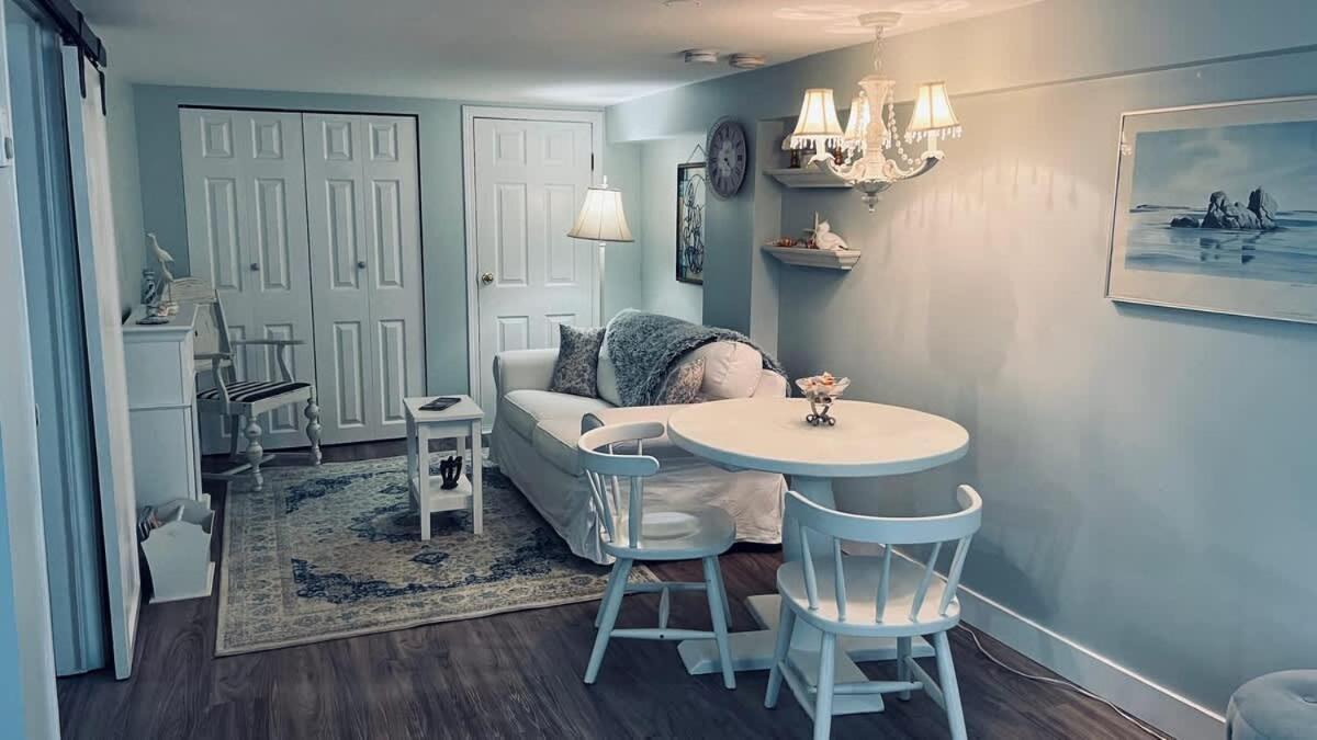 Quaint 1 Bedroom Lower Suite In Victoria, Bc Exterior foto