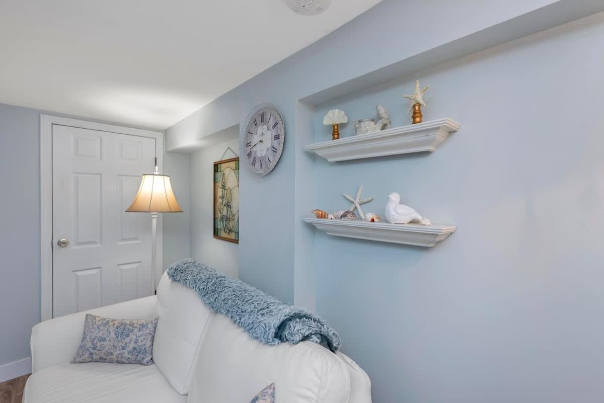 Quaint 1 Bedroom Lower Suite In Victoria, Bc Exterior foto